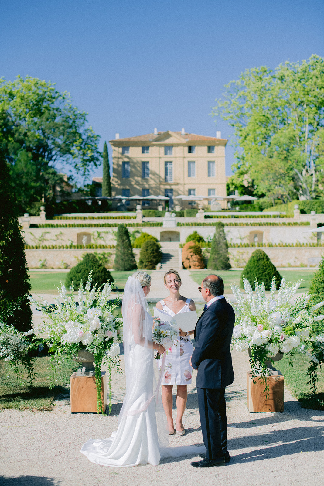 bride and groom on the ceremony at the chateau de la gaude